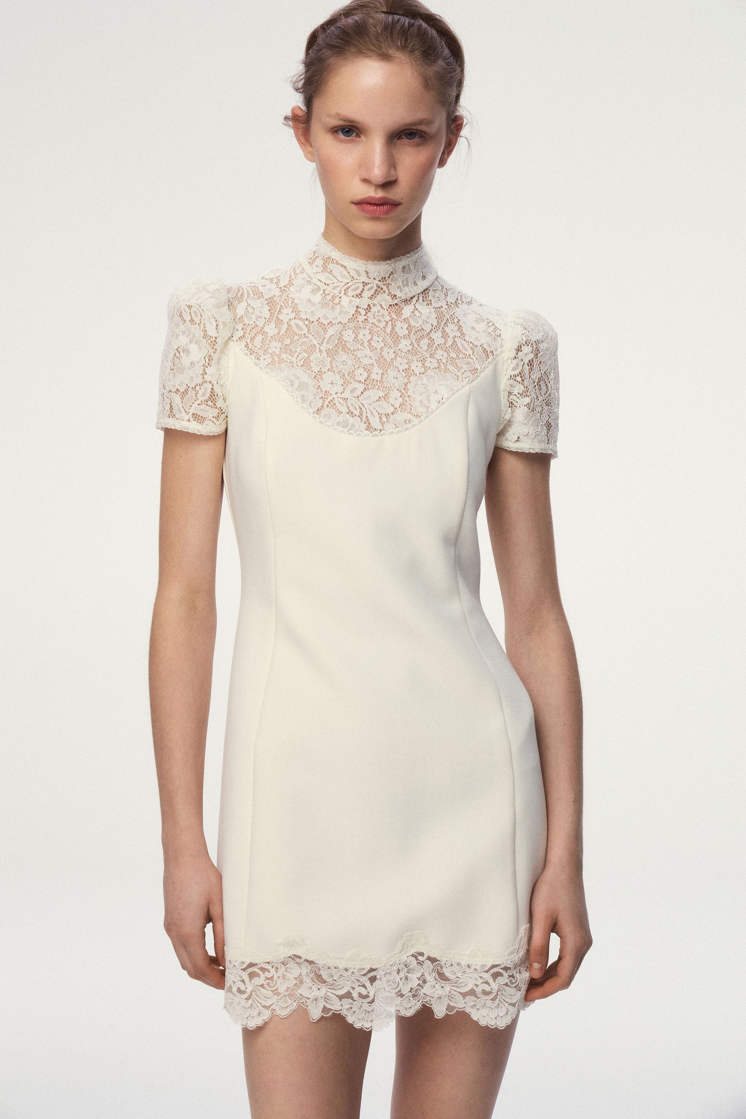 Приталенное мини-платье с кружевом