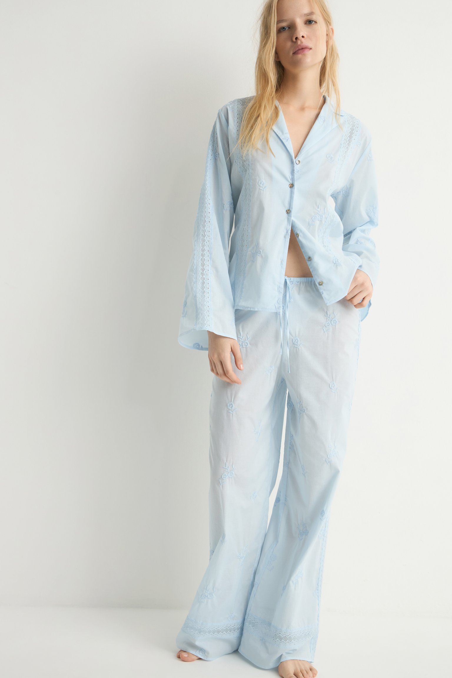 Брюки с кружевом и вышивкой