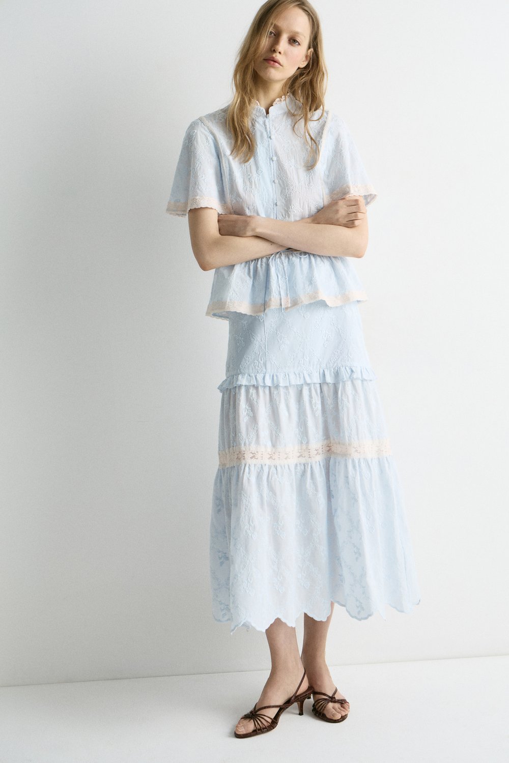 Блуза из хлопка с кружевом и вышивкой
