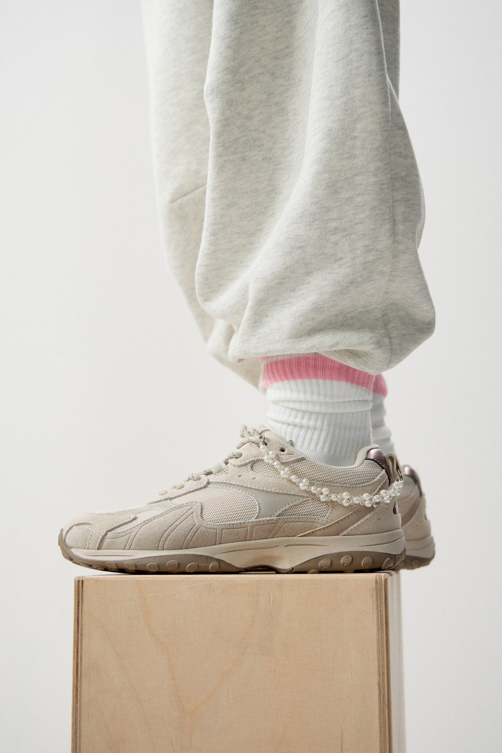 Замшевые кроссовки с подвесками