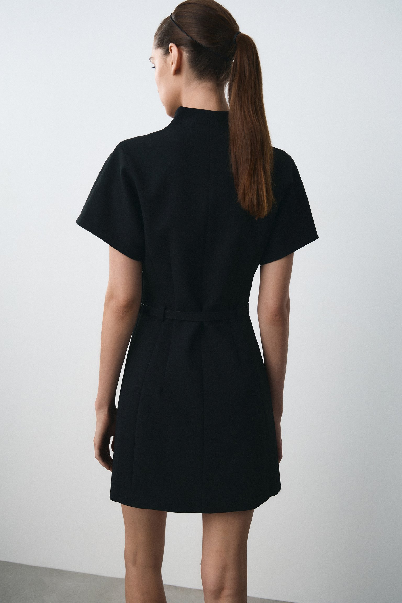 Приталенное мини-платье с ремнем