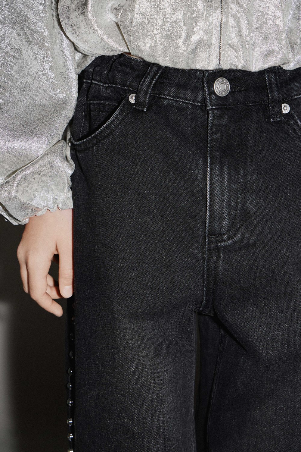 Прямые джинсы с кристаллами