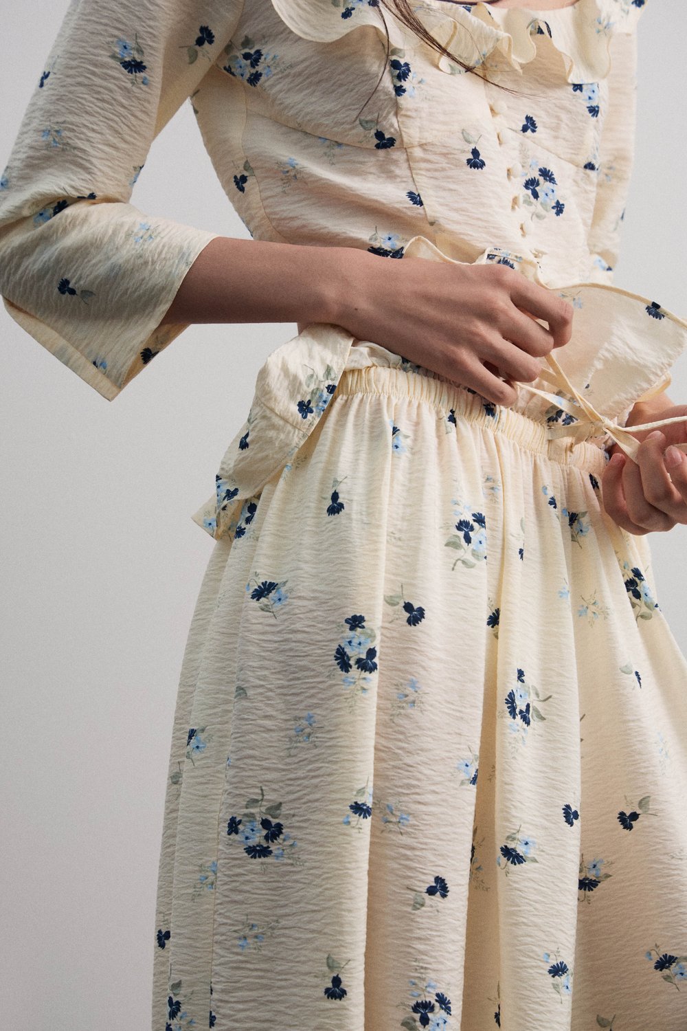 Брюки-аладдины из вискозы с оборкой