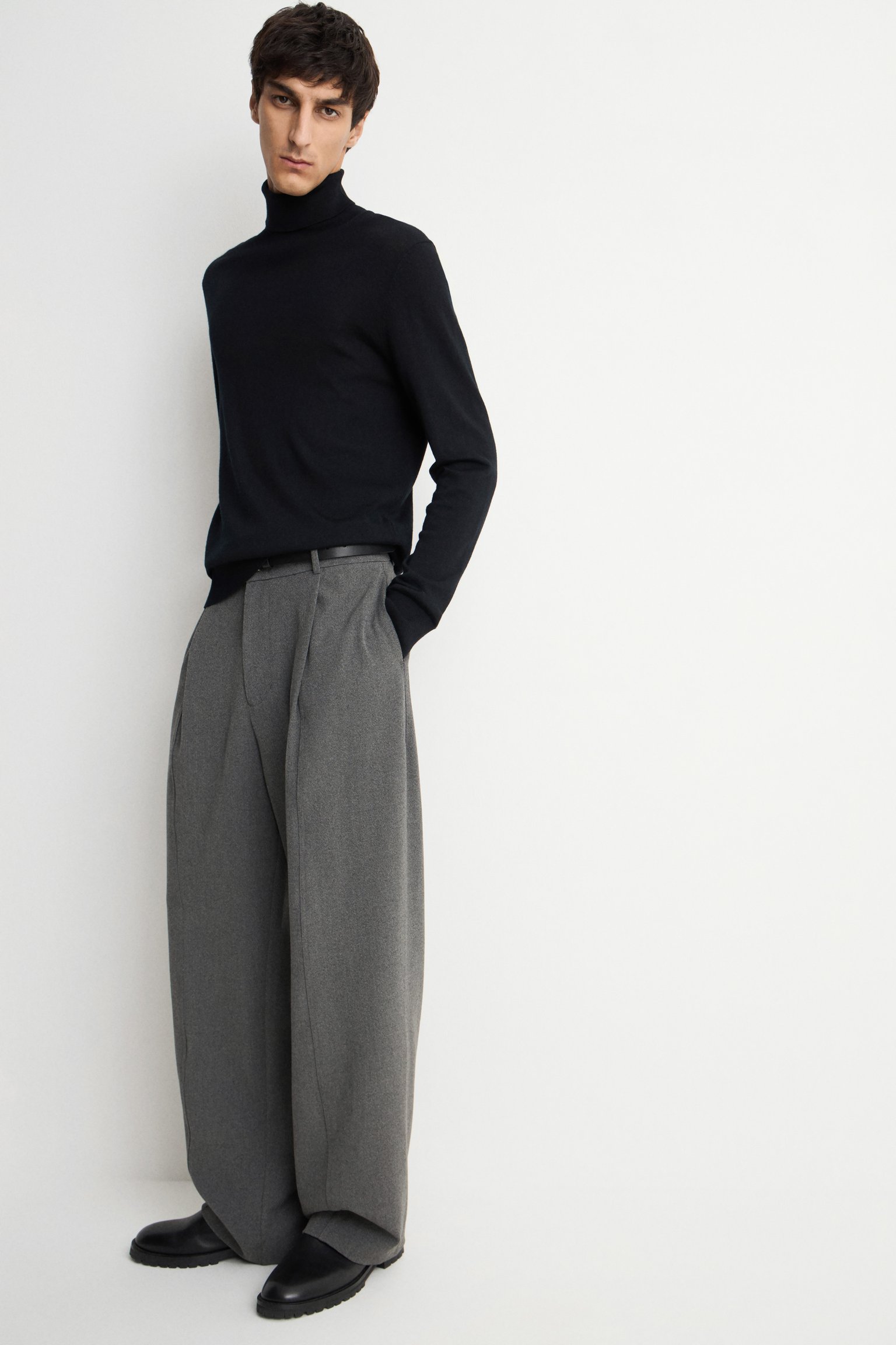 Свитер из 100% шерсти с воротником