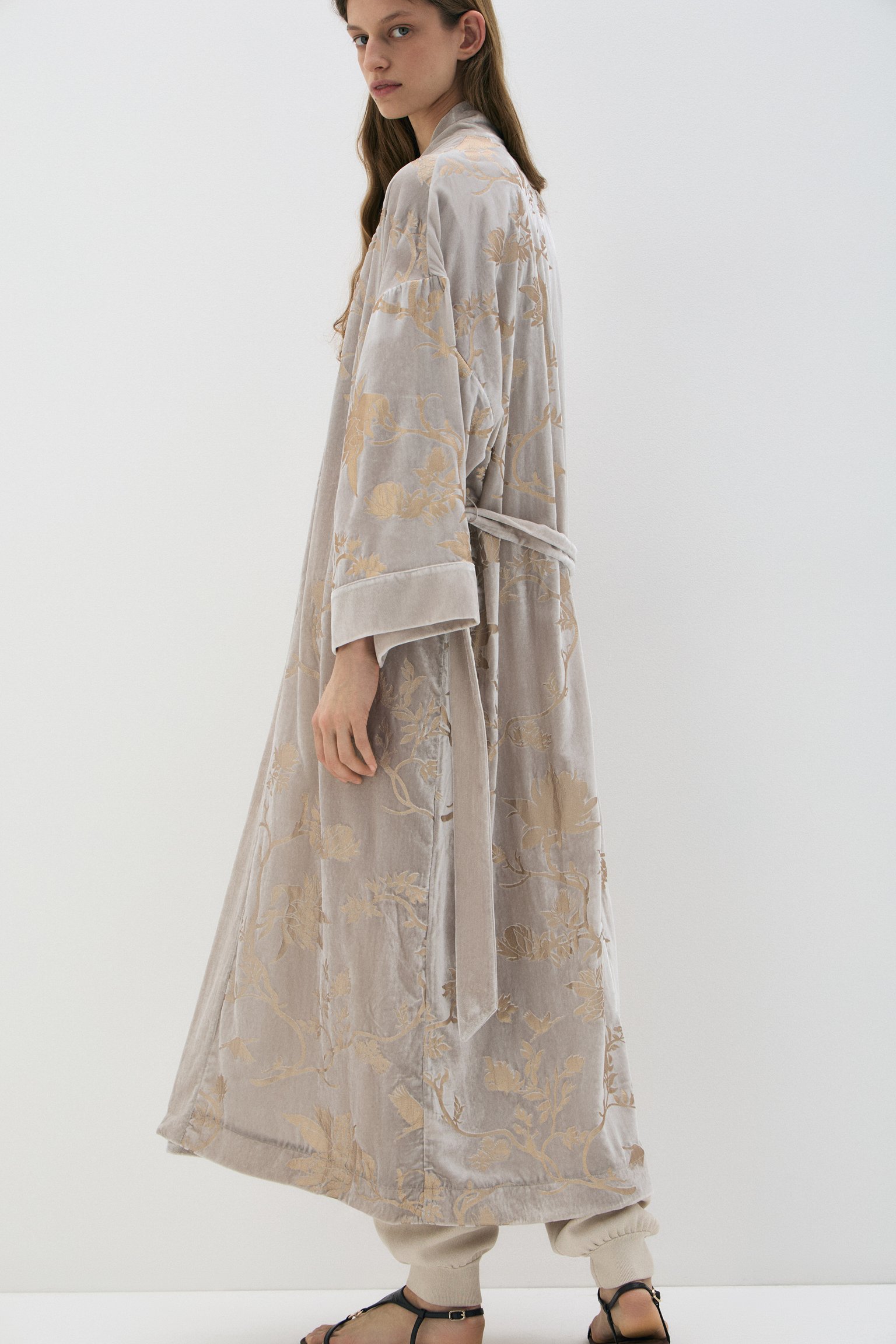 Кимоно из бархатного жаккарда с золотистым орнаментом