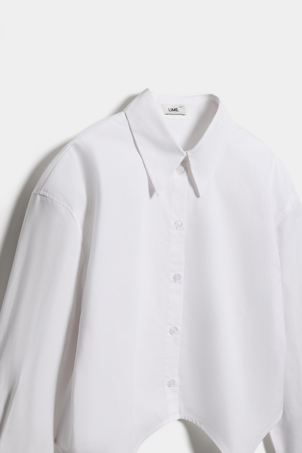 Рубашка oversize в технике деконструкции