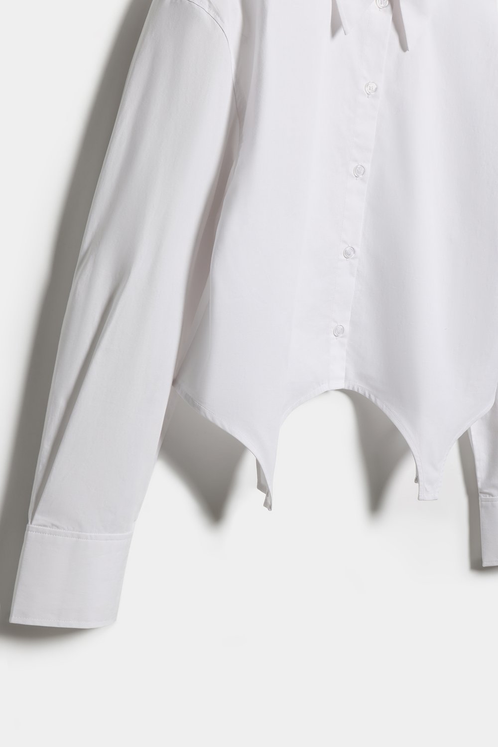 Рубашка oversize в технике деконструкции