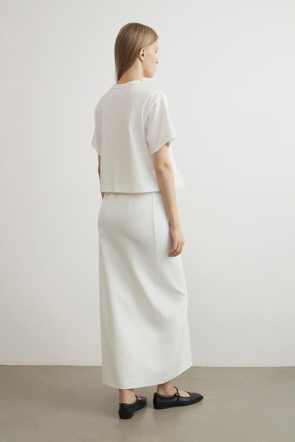 Укороченная футболка с перьями