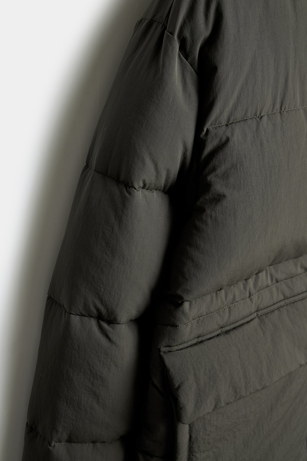 Непромокаемый пуховик oversize с капюшоном
