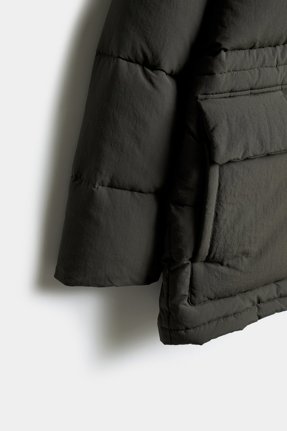 Непромокаемый пуховик oversize с капюшоном