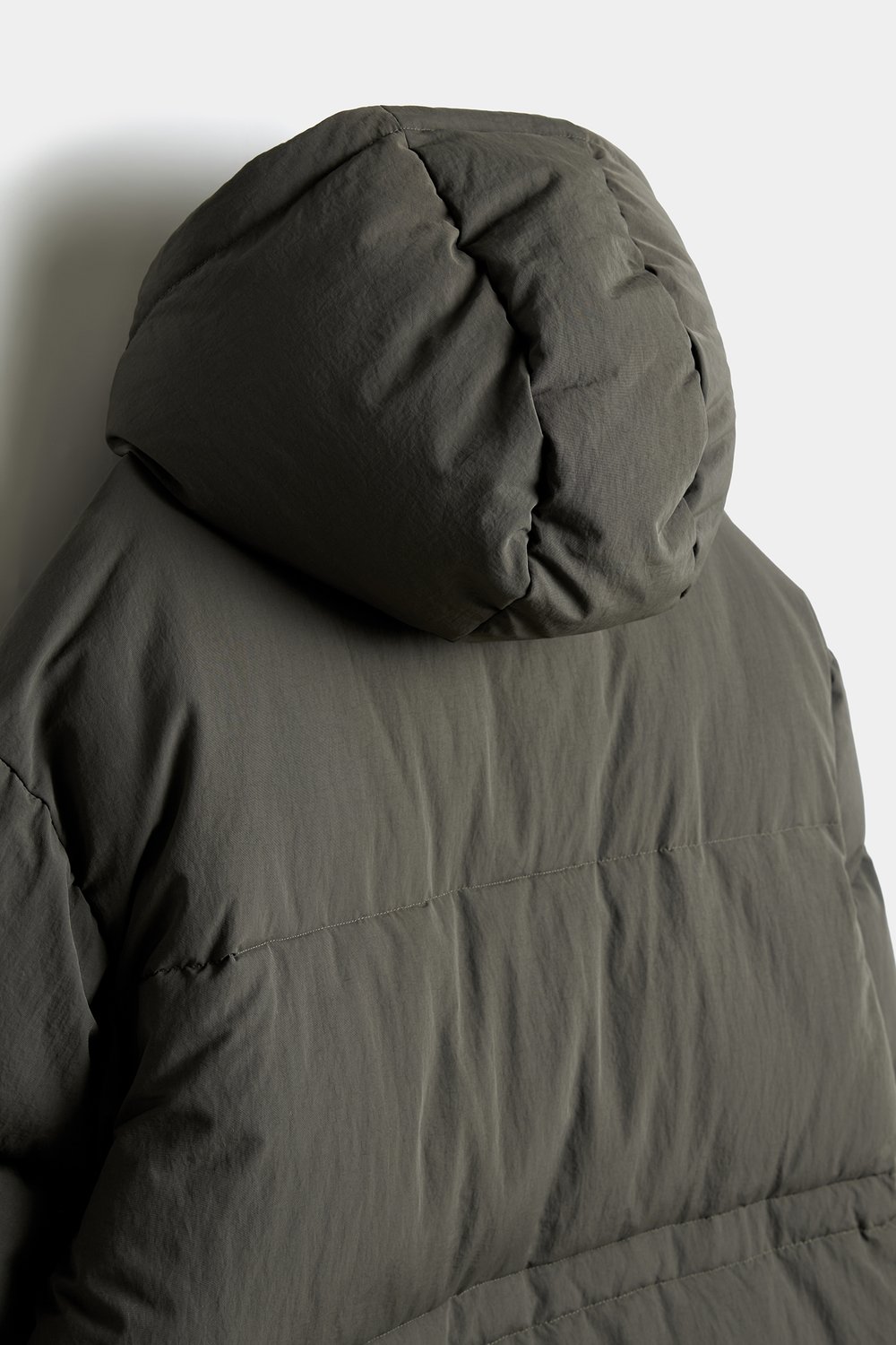 Непромокаемый пуховик oversize с капюшоном