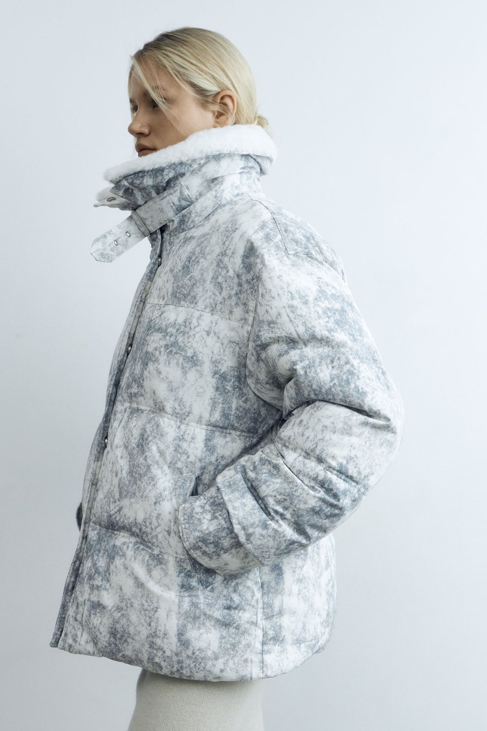 Пуховик oversize с меховым воротником