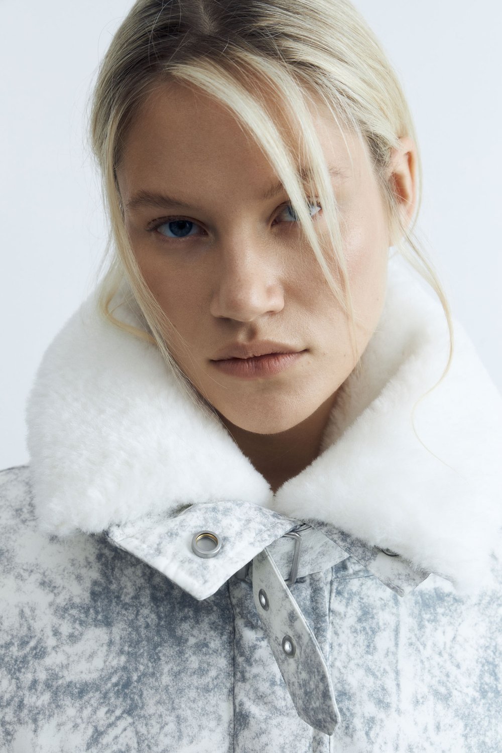 Пуховик oversize с меховым воротником