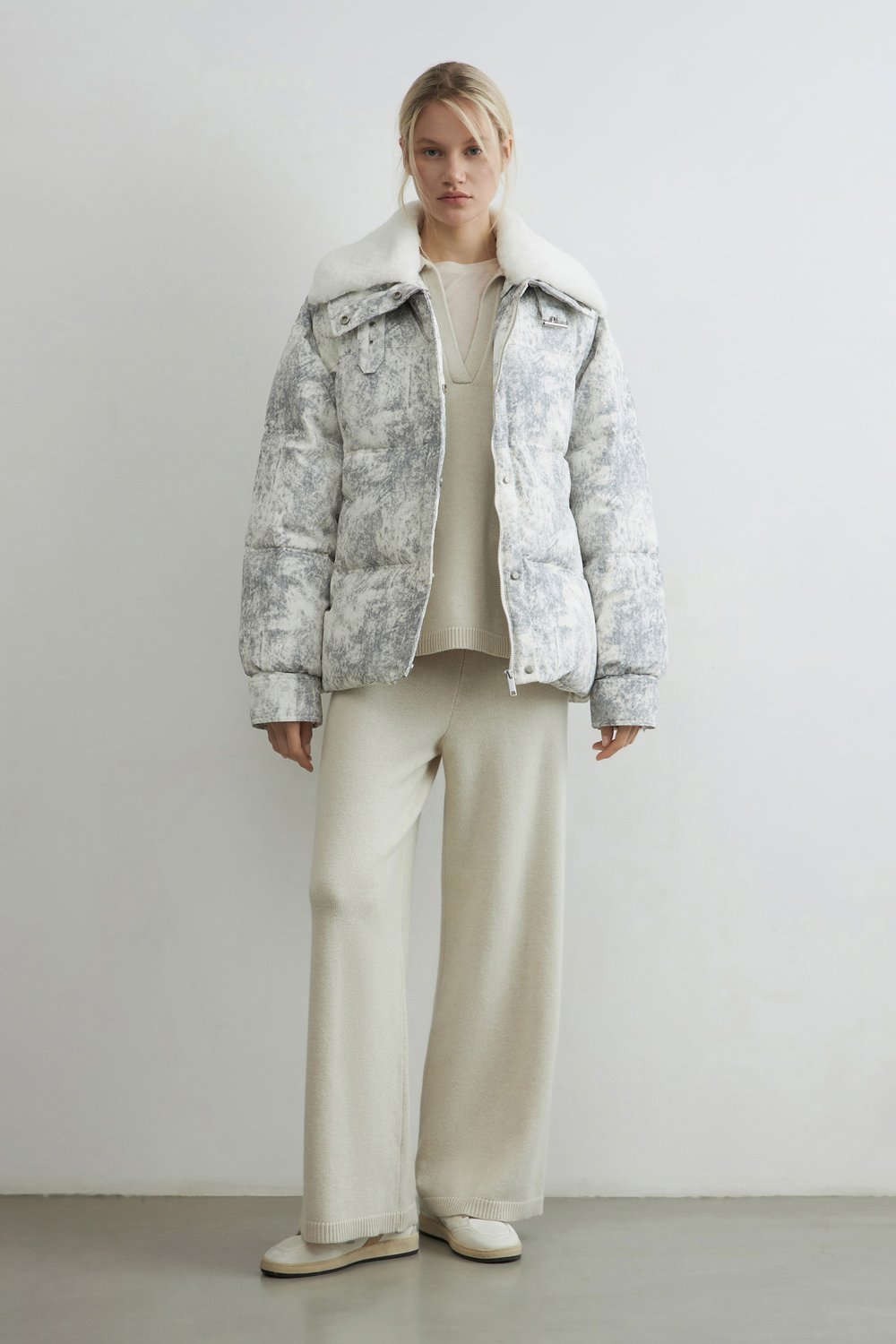 Пуховик oversize с меховым воротником