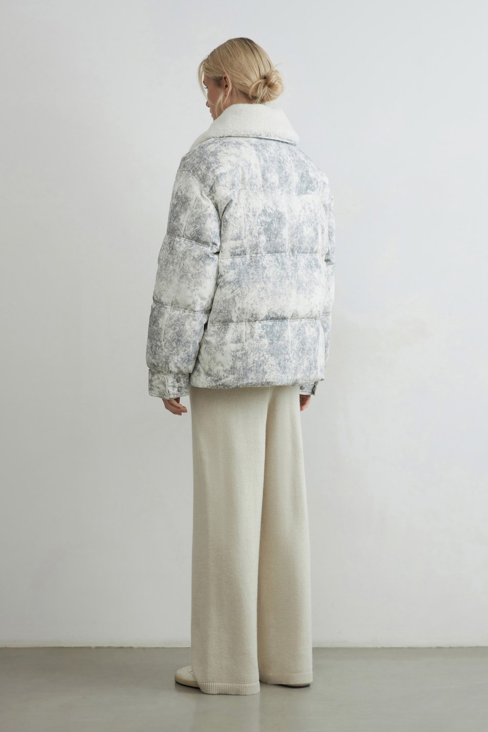 Пуховик oversize с меховым воротником