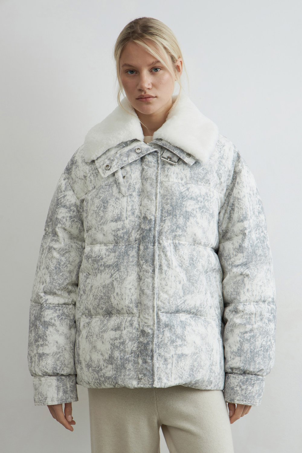Пуховик oversize с меховым воротником