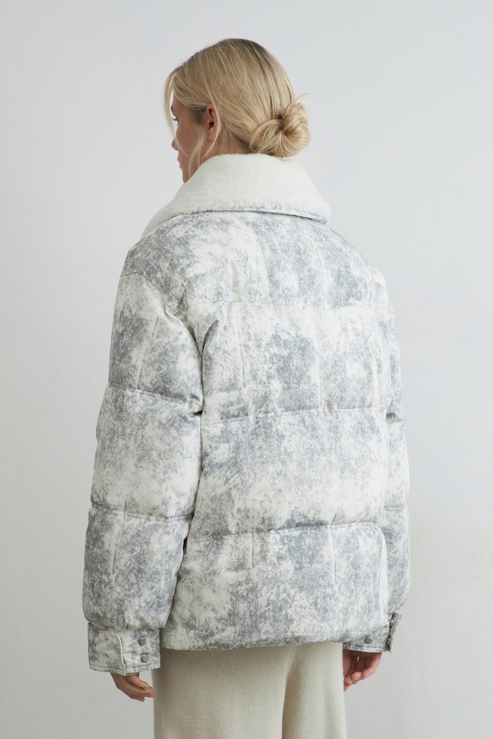 Пуховик oversize с меховым воротником