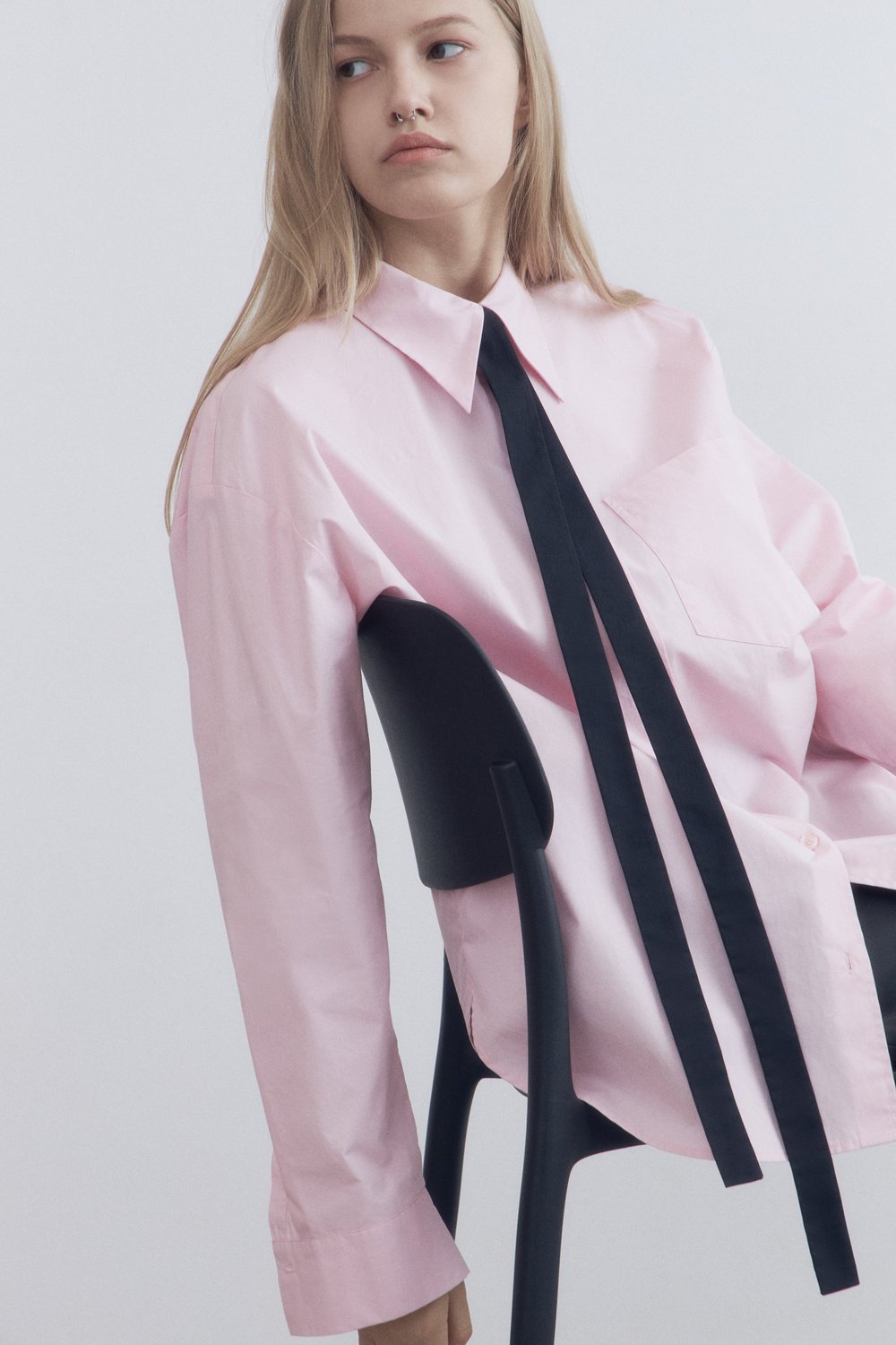 Рубашка oversize с контрастным галстуком