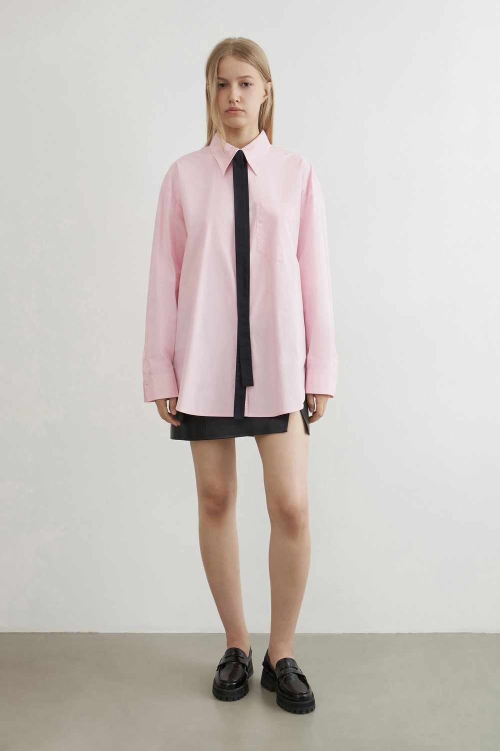 Рубашка oversize с контрастным галстуком