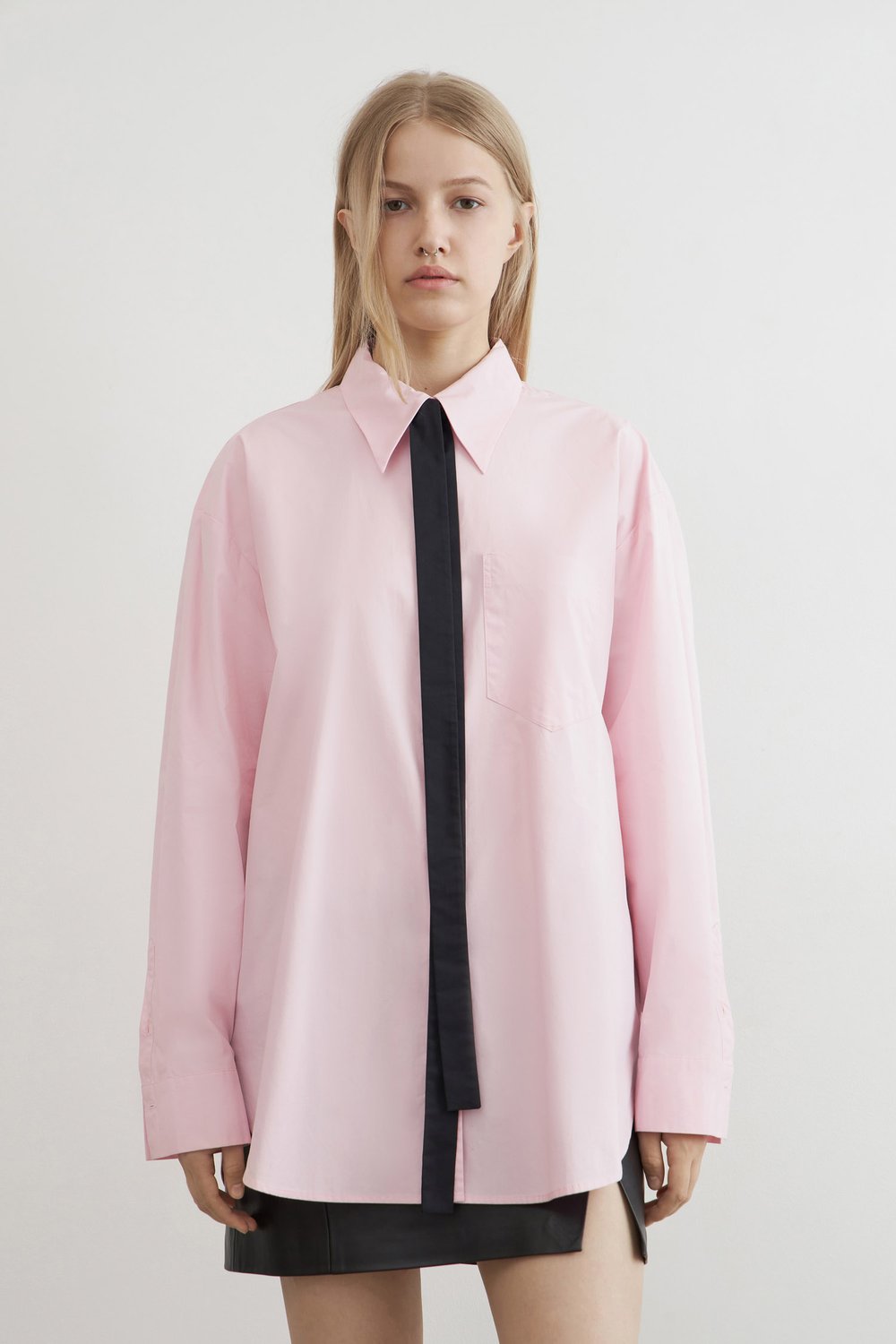 Рубашка oversize с контрастным галстуком