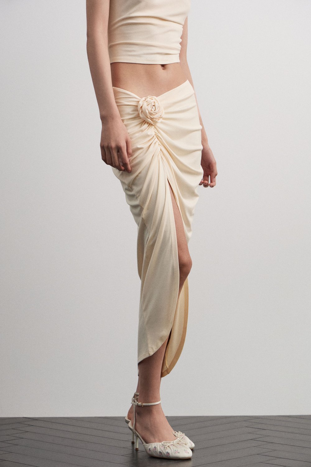 Миди-юбка с объемным цветком