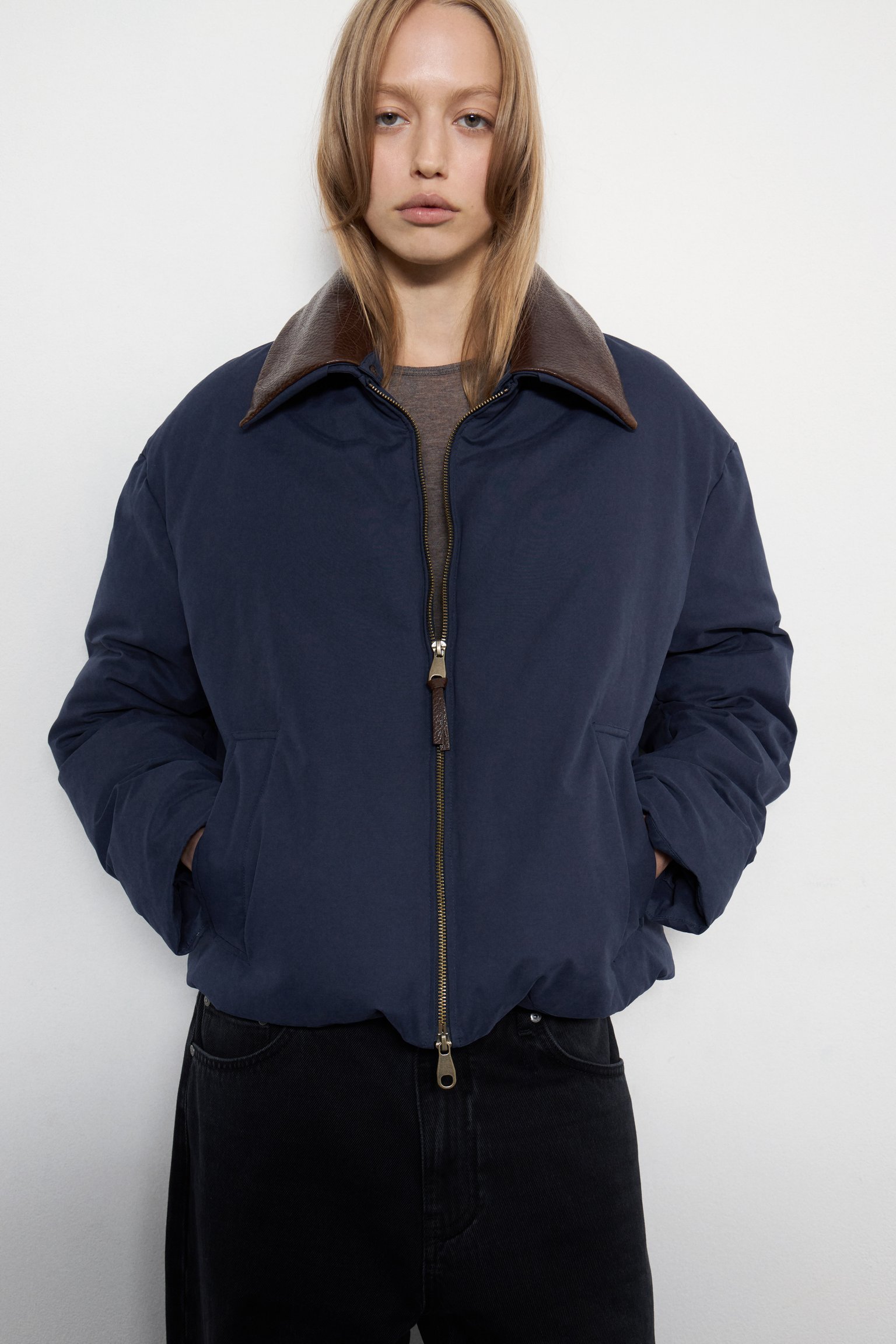 Хлопковая куртка на пуху с воротником из кожи