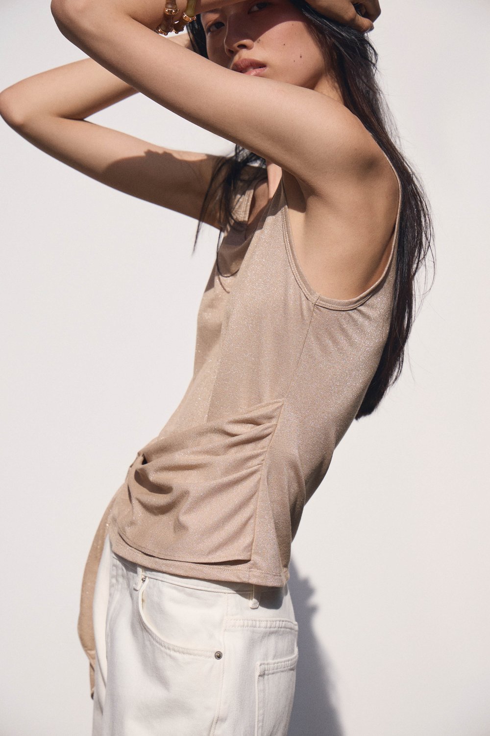 Топ из блестящего джерси с узлом