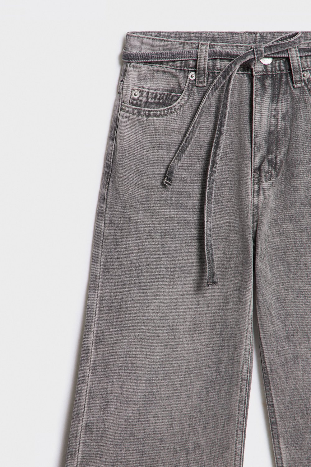Широкие джинсы с поясом
