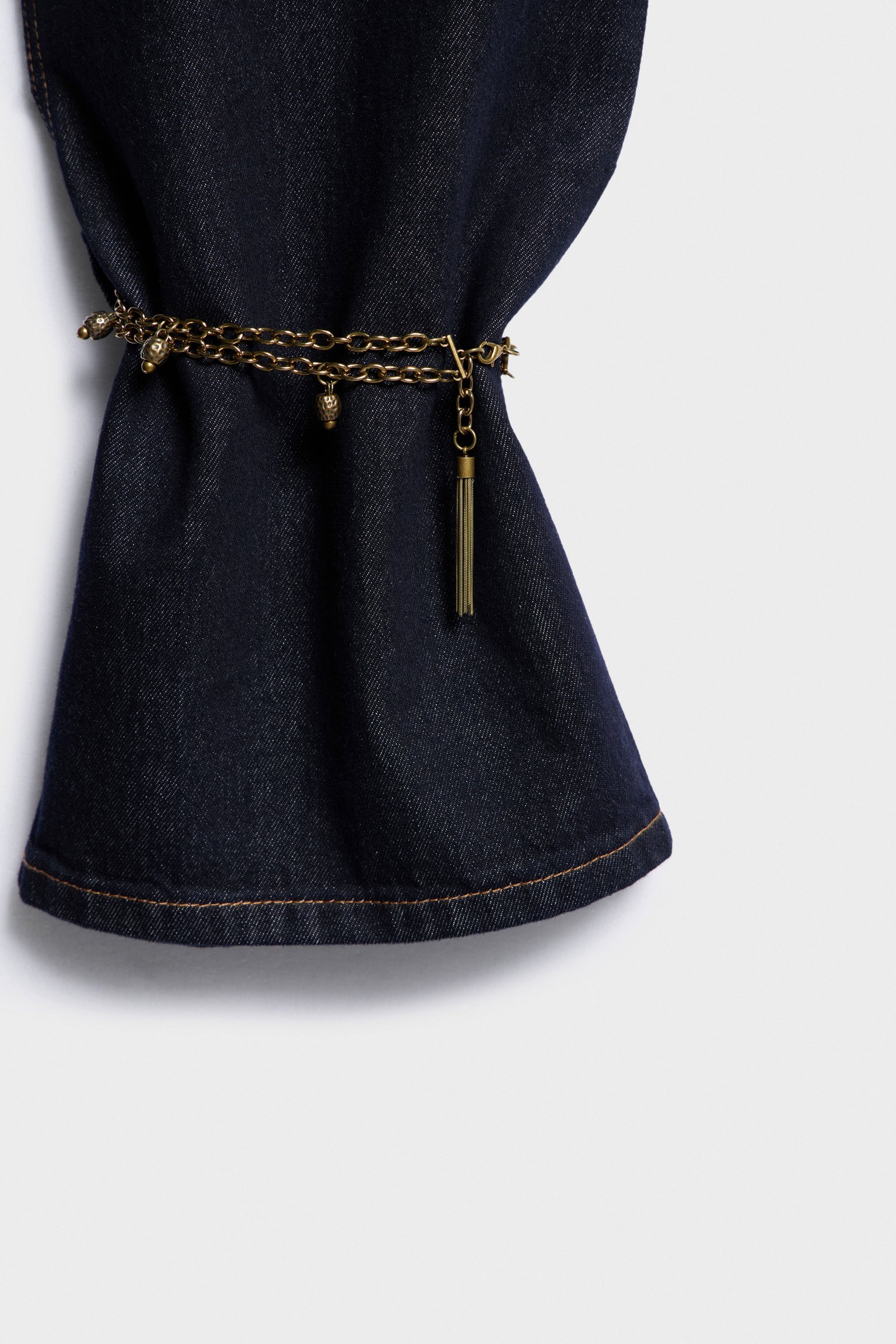 Широкие джинсы с декором из цепочек