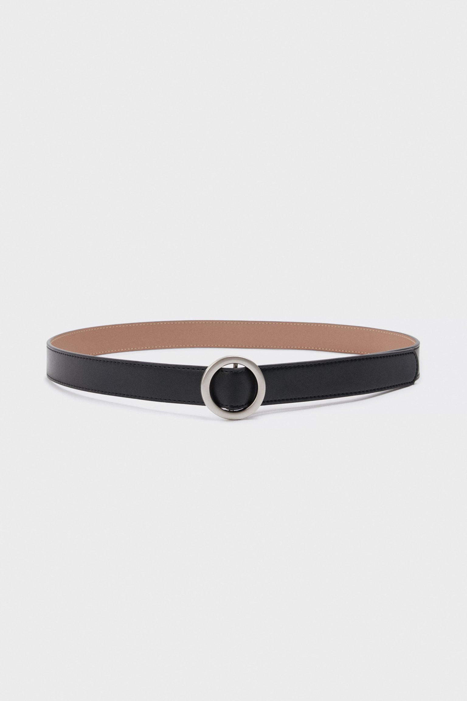 Кожаный ремень с круглой пряжкой