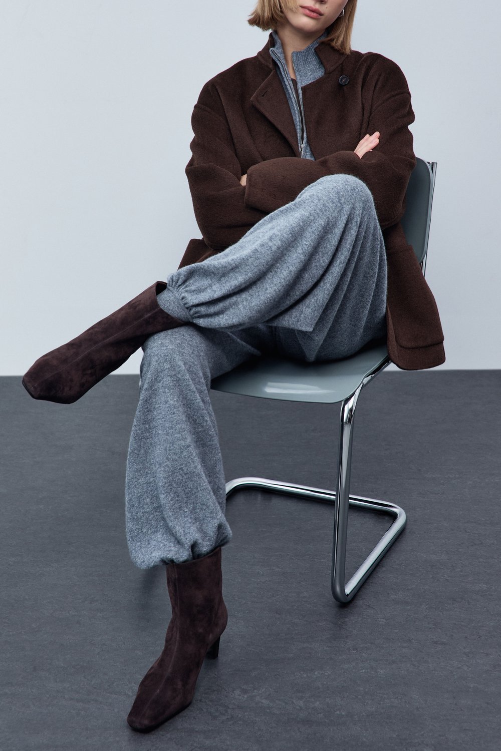 Замшевые ботильоны на каблуке