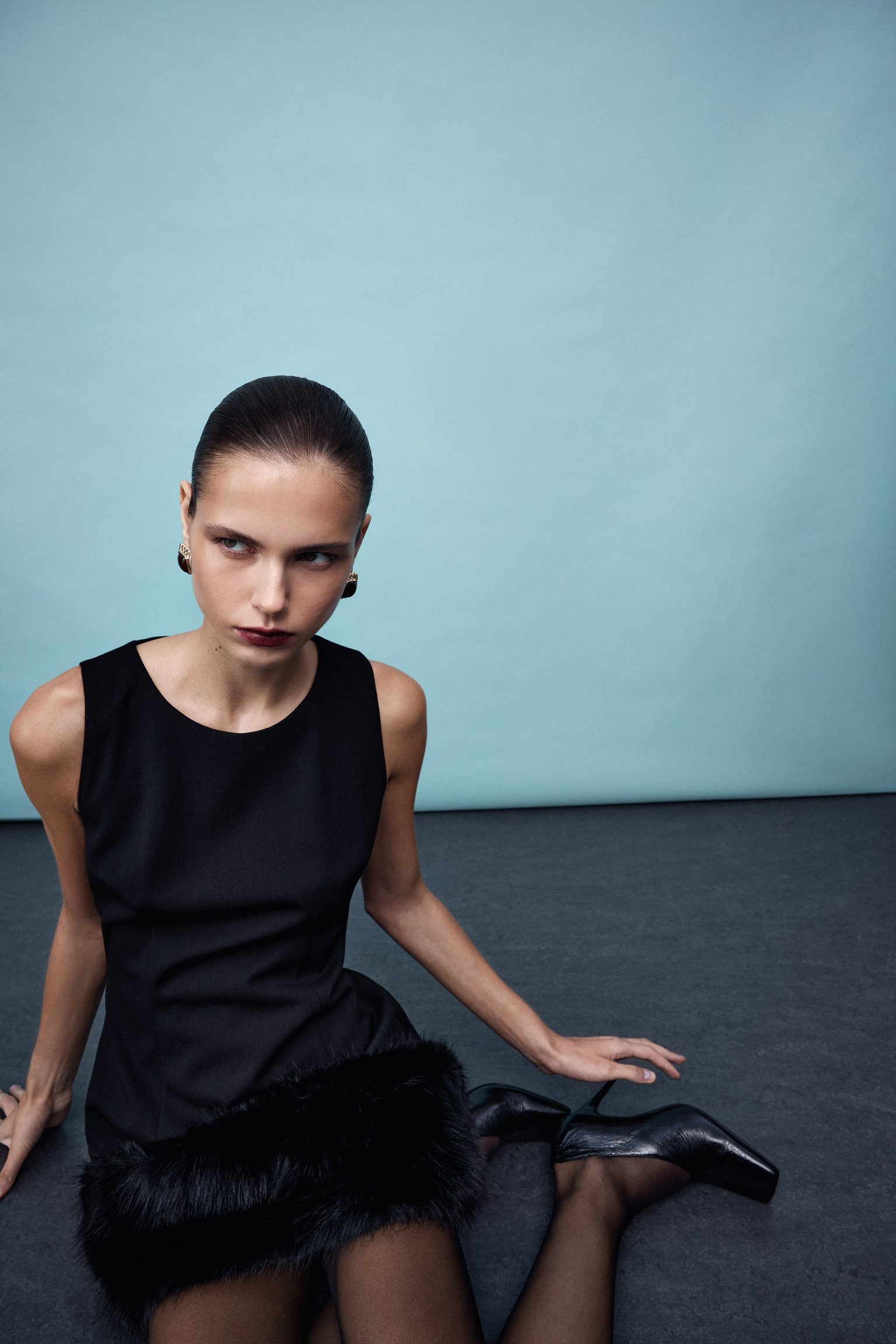 Приталенное мини-платье с меховой отделкой