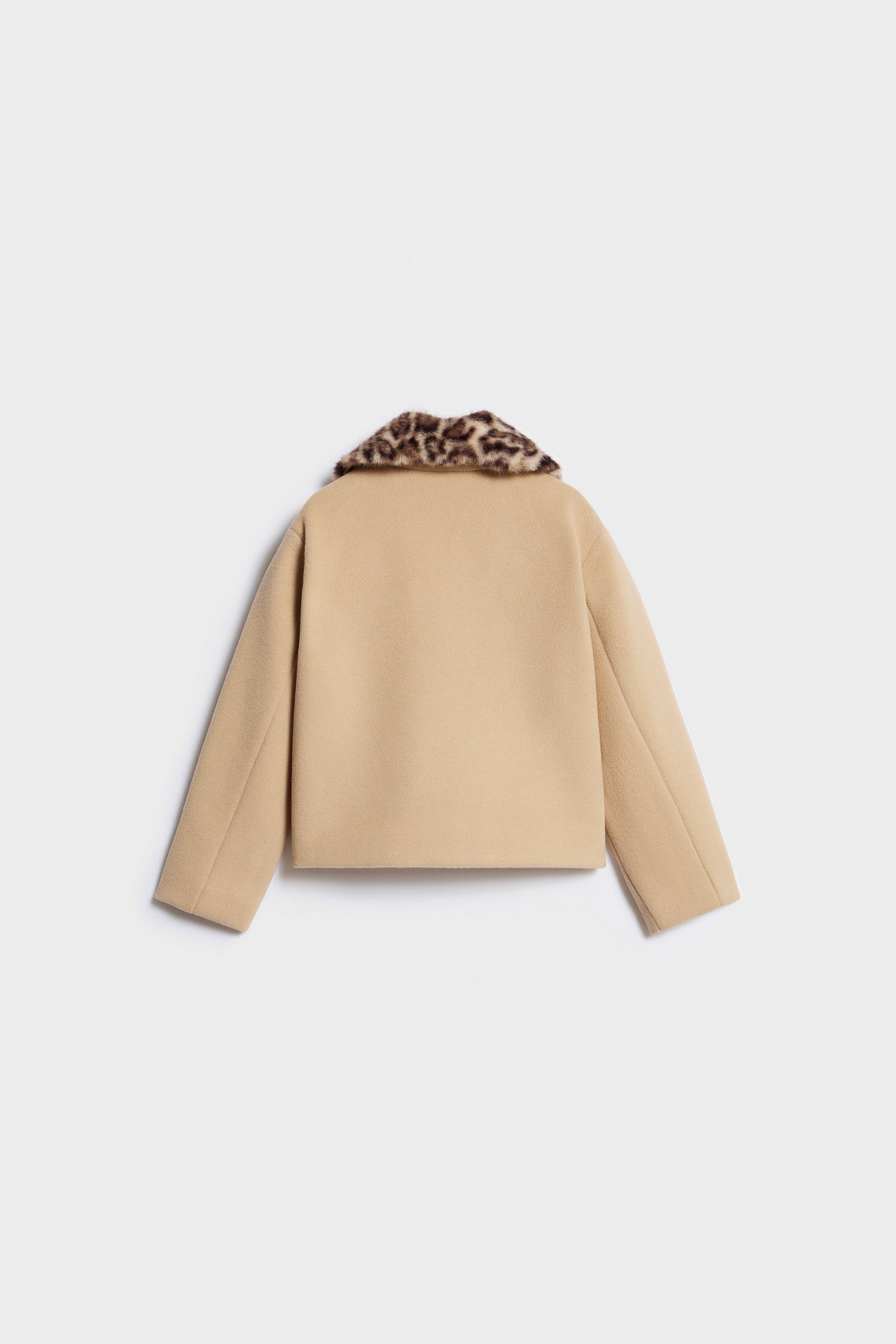 Пальто с меховым воротником