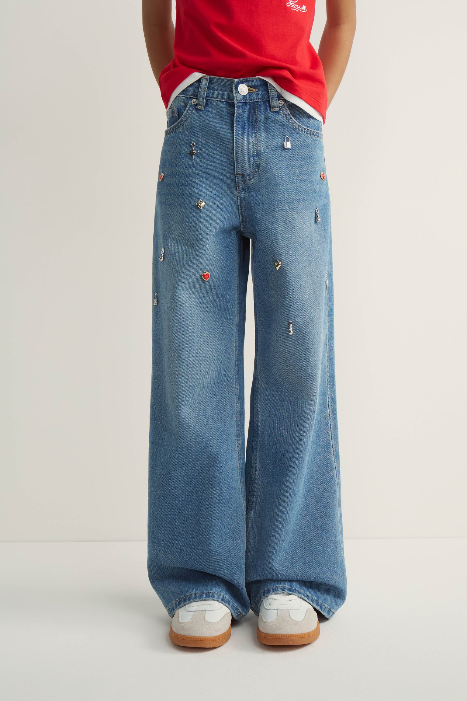 Широкие джинсы с подвесками