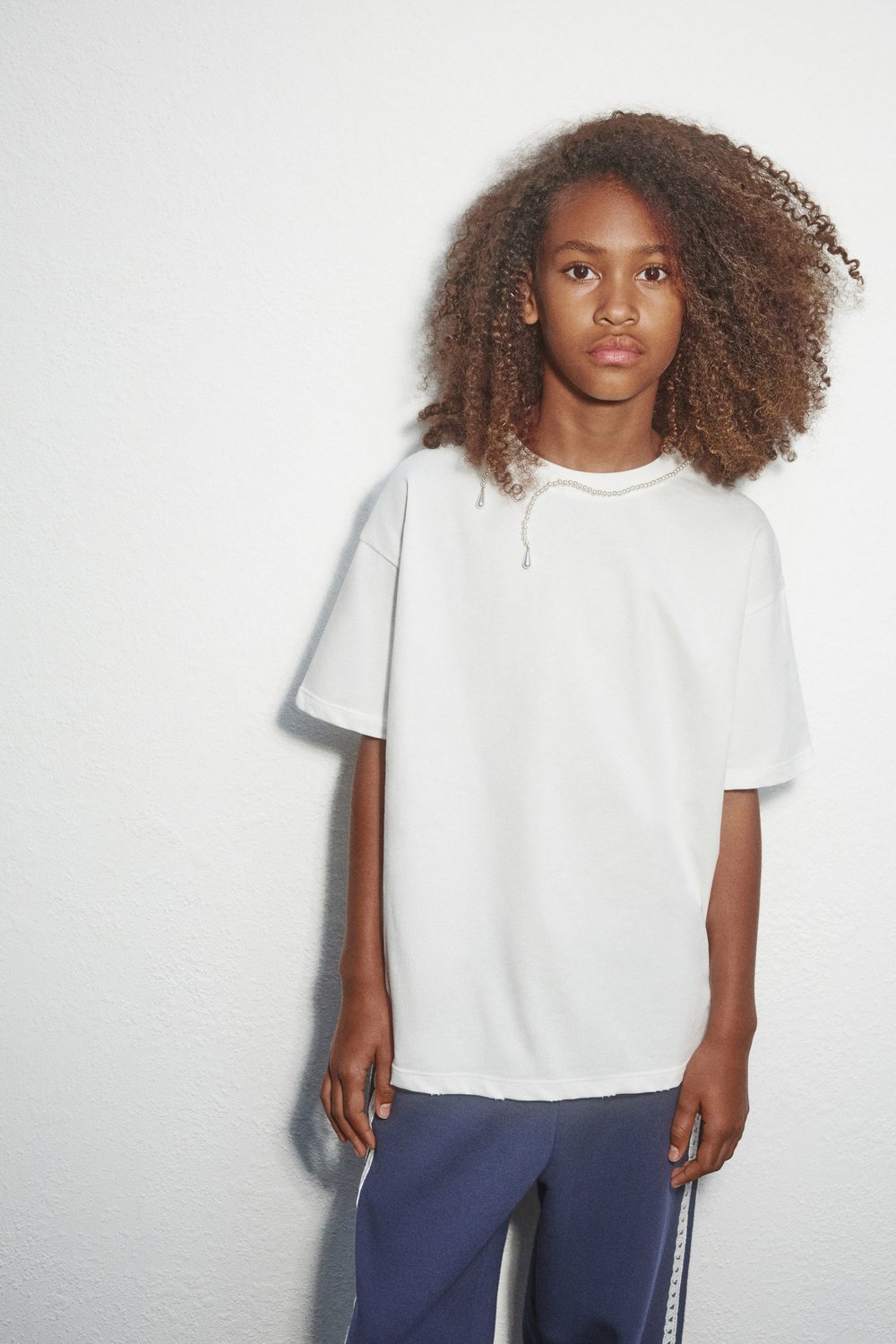 Футболка из хлопка с ожерельем