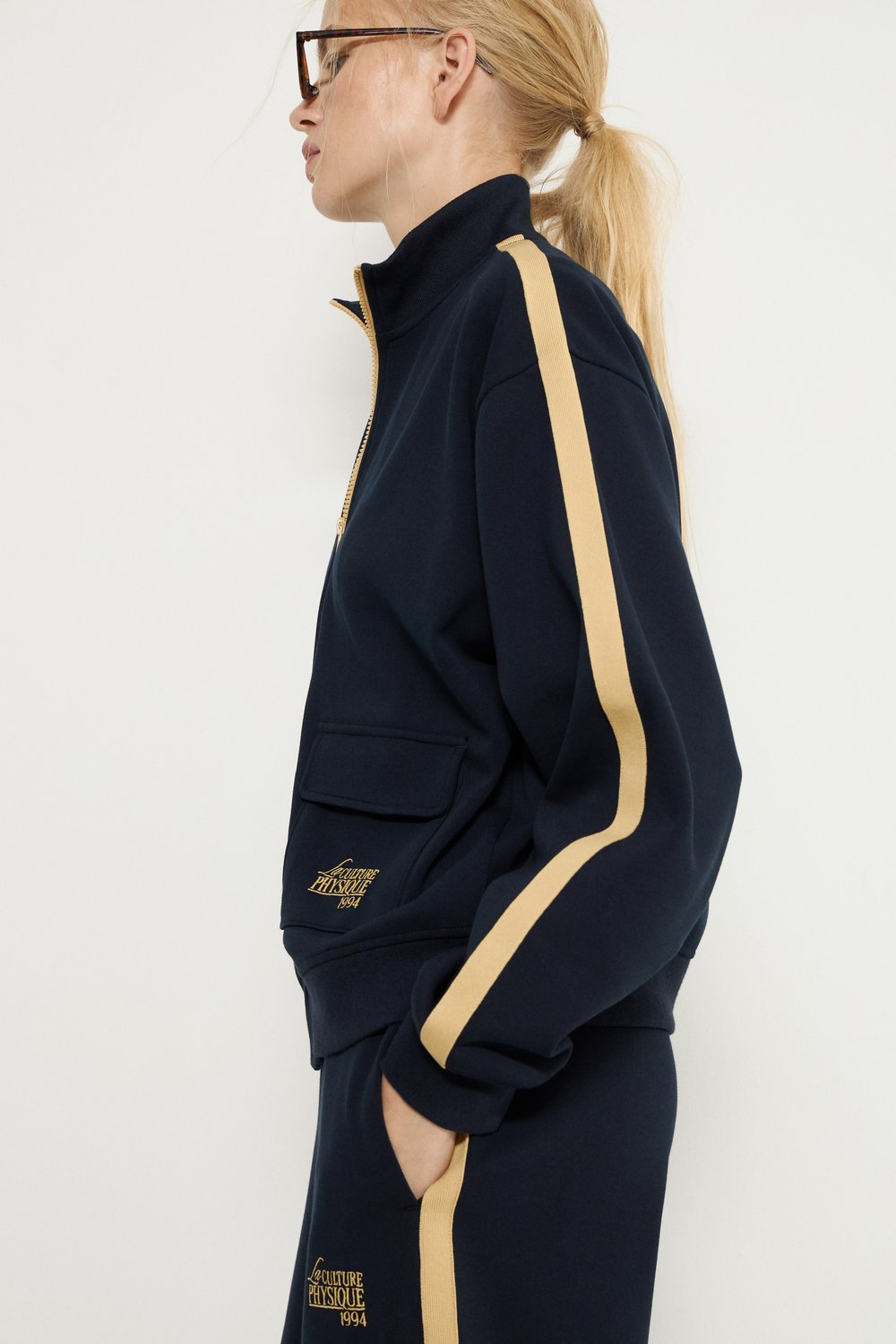 Контрастная толстовка с вышивкой