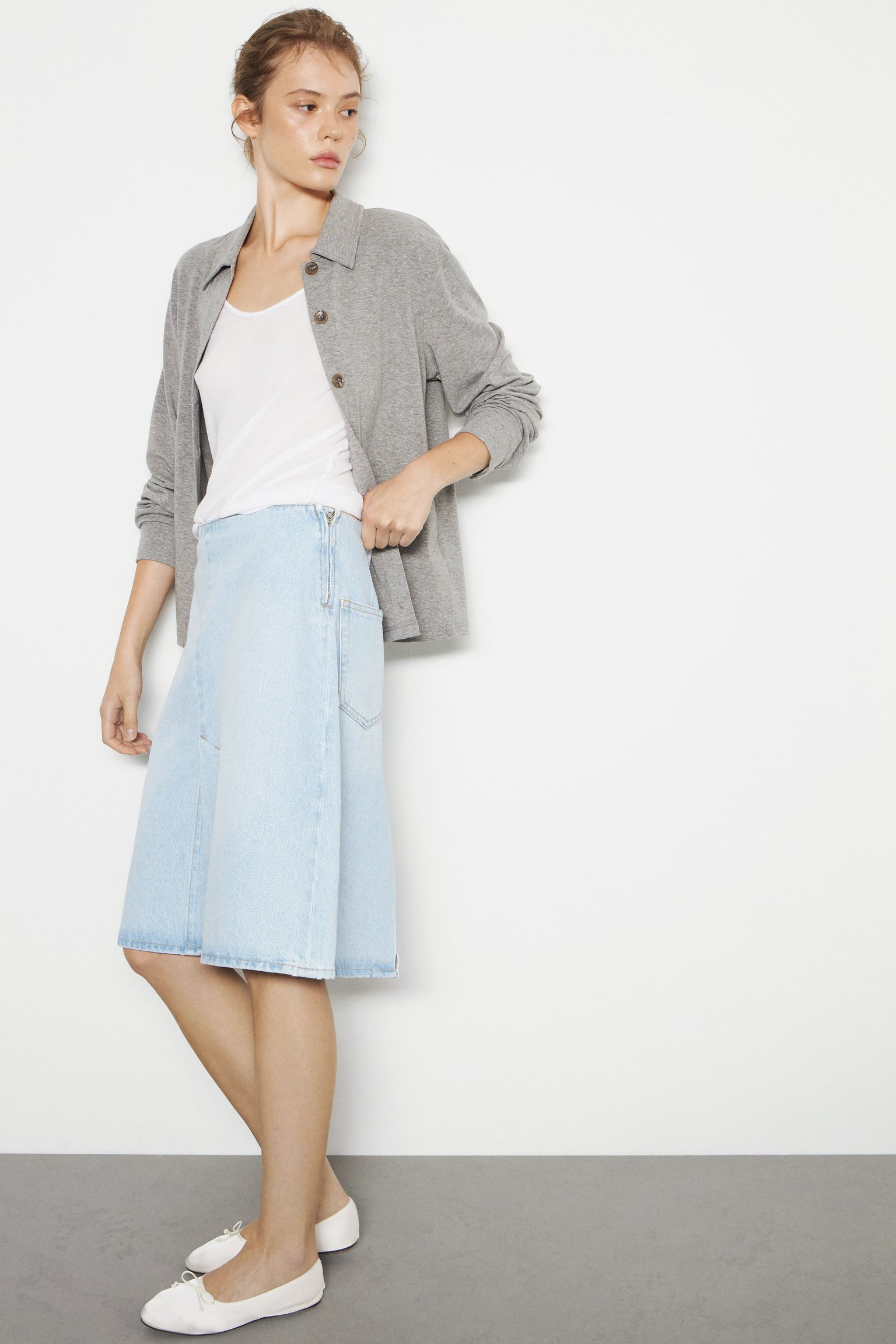 Джинсовая юбка с разрезом