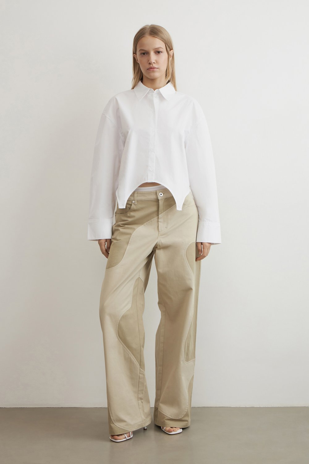 Рубашка oversize в технике деконструкции
