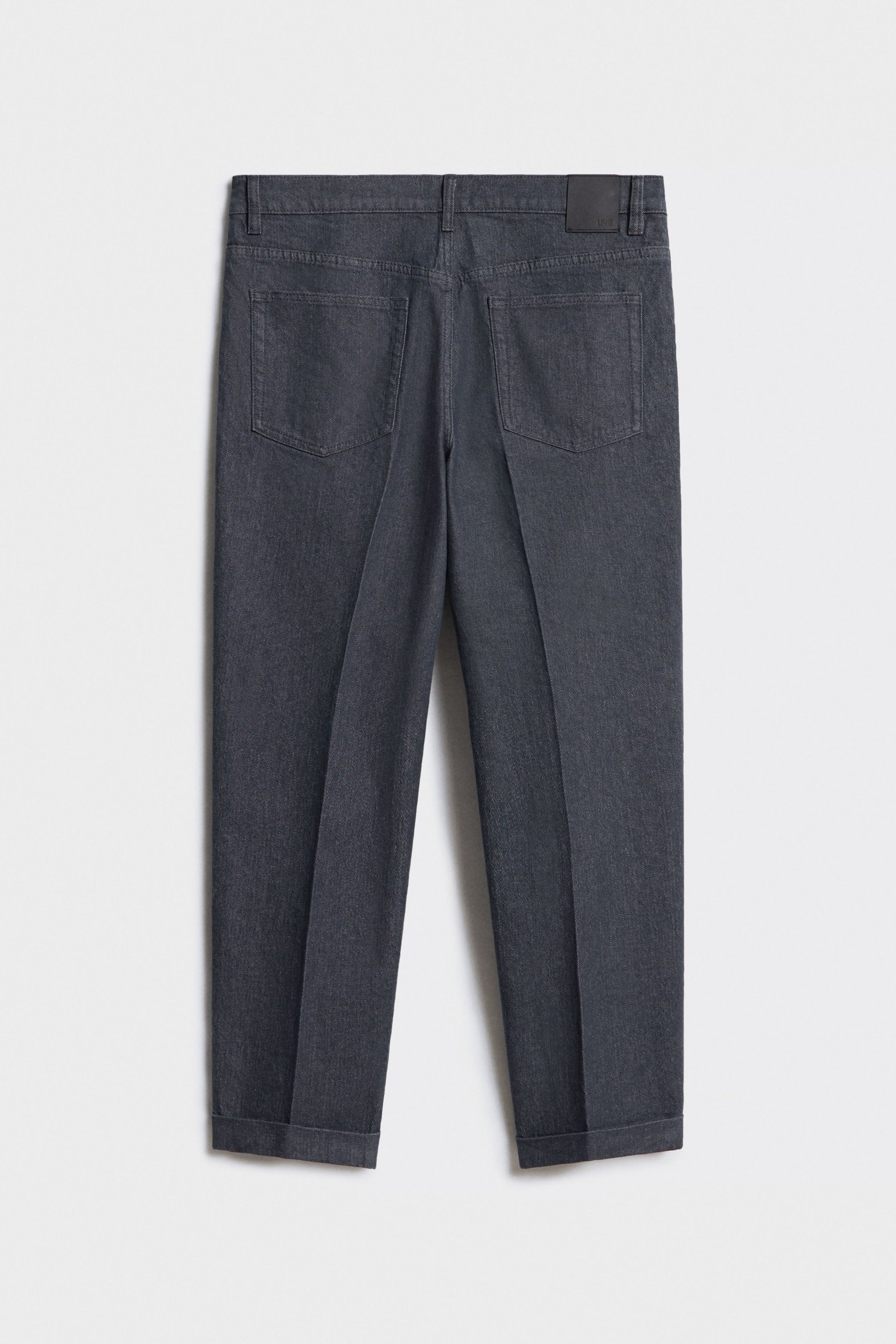 Зауженные джинсы со складками и отворотами