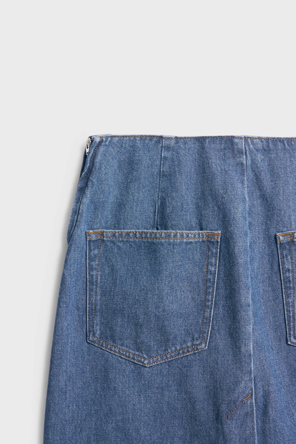 Джинсовая юбка с разрезом