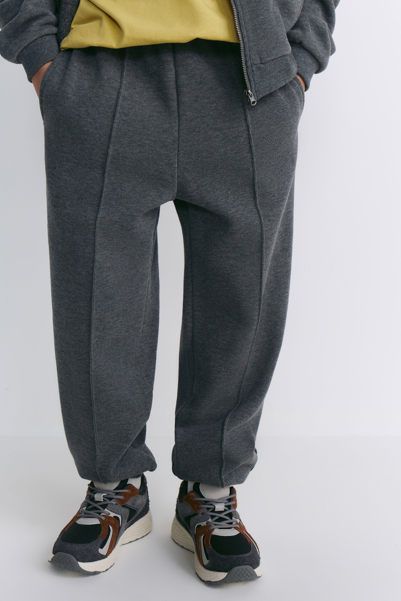 Джоггеры из футера со стрелками
