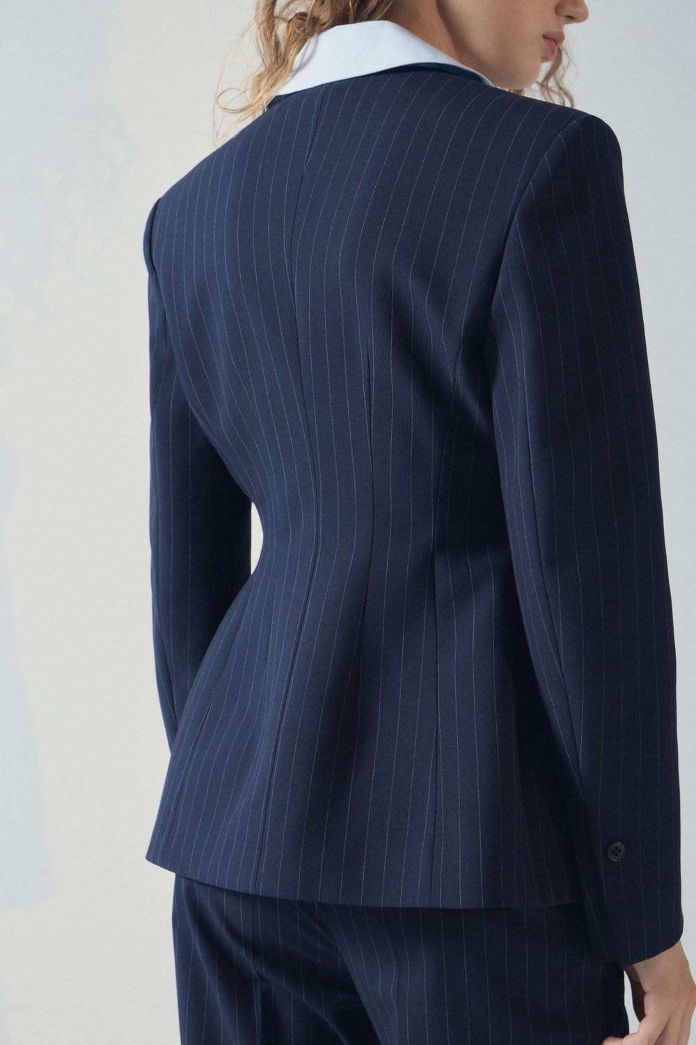 Приталенный блейзер с контрастными лацканами