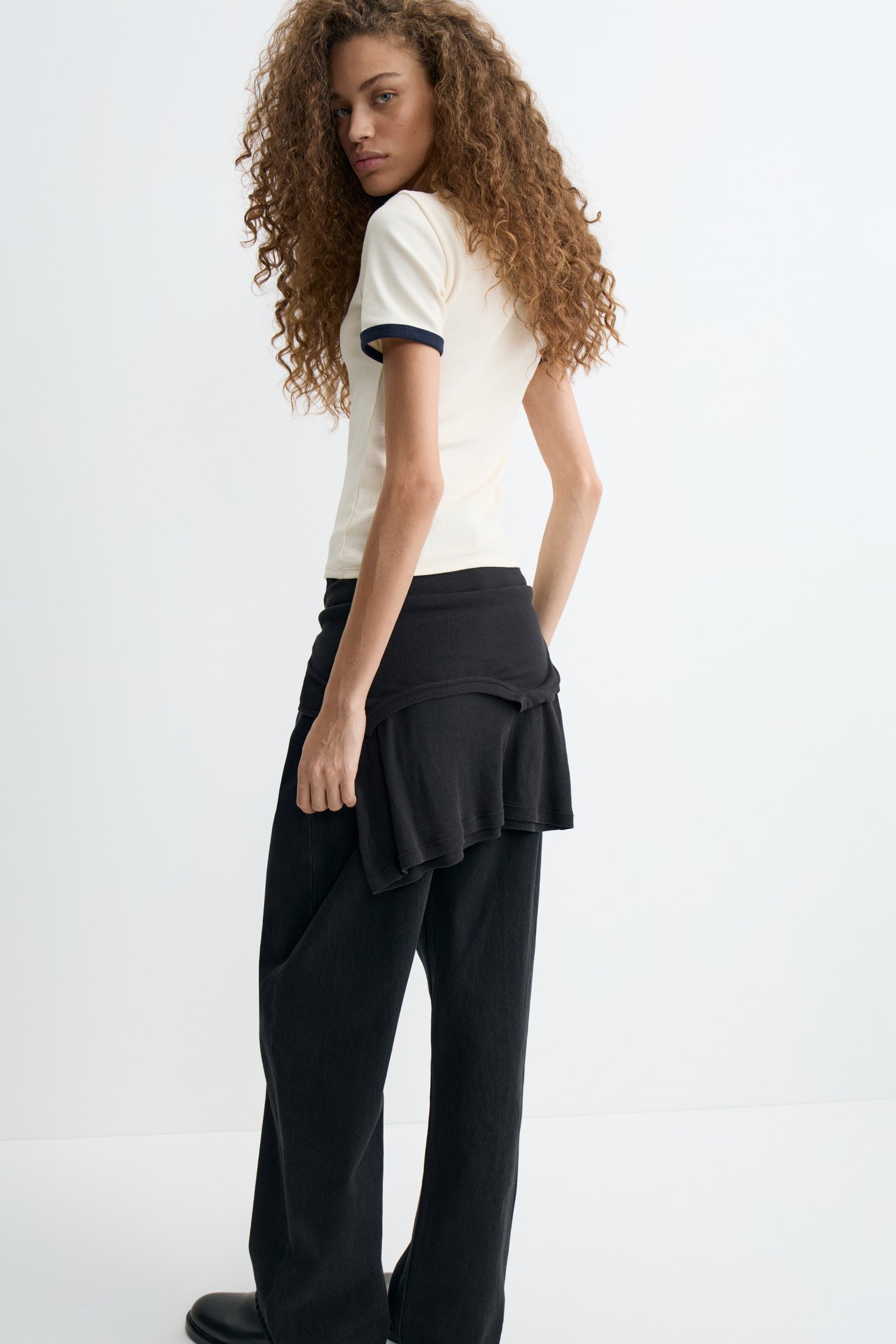 Эластичная футболка с вышивкой