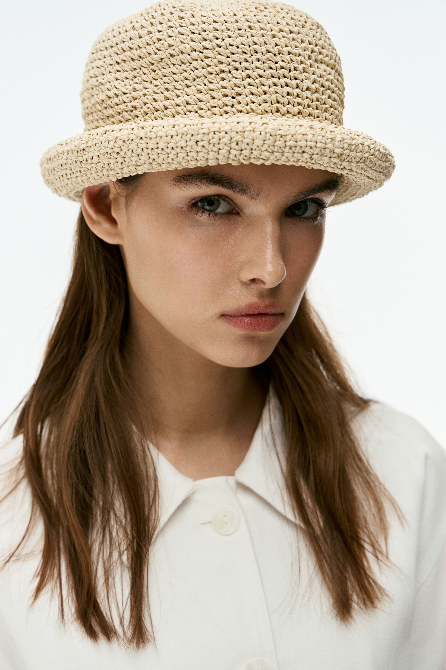 Плетеная шляпа из рафии