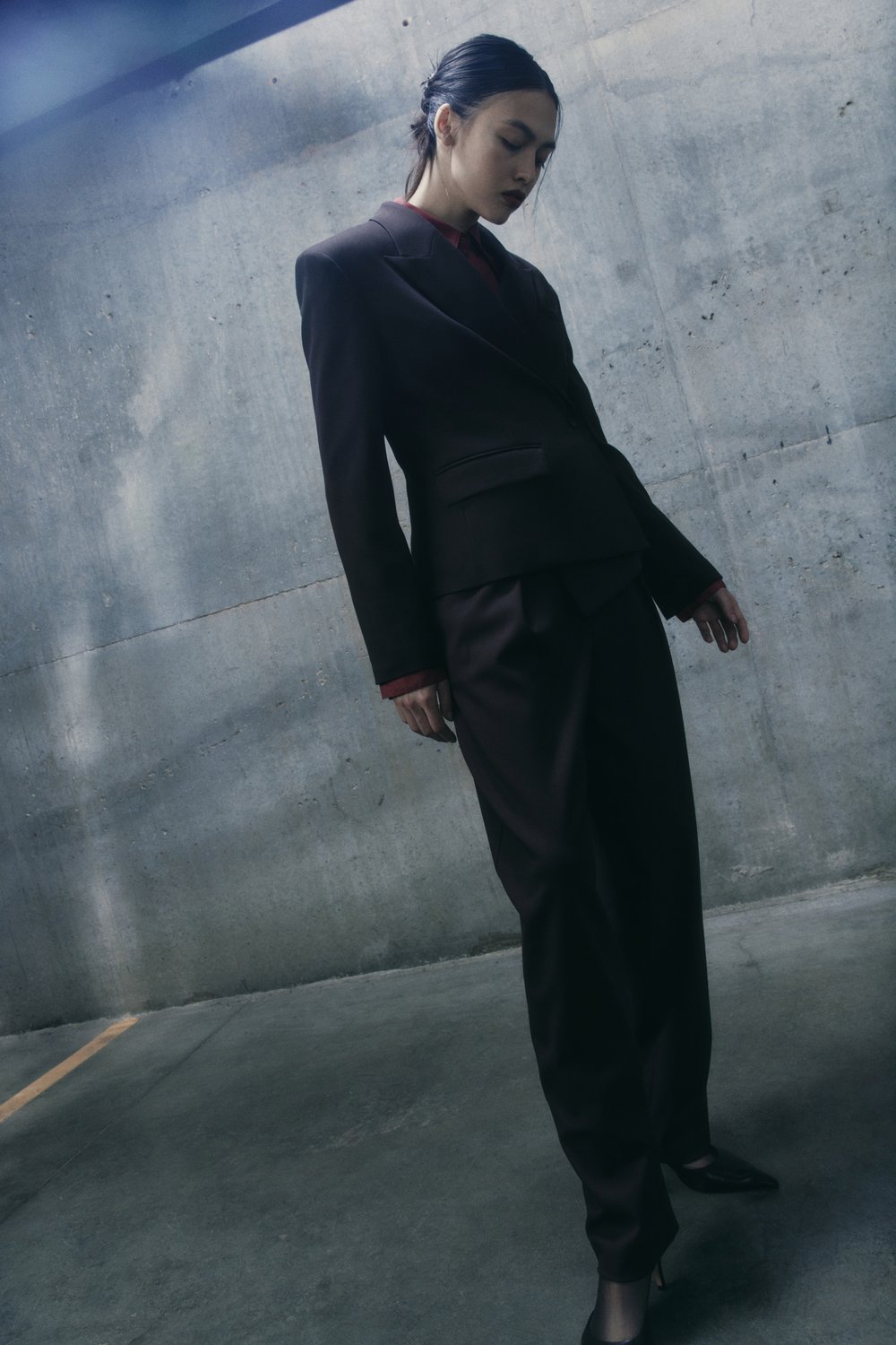Брюки зауженного кроя с защипами
